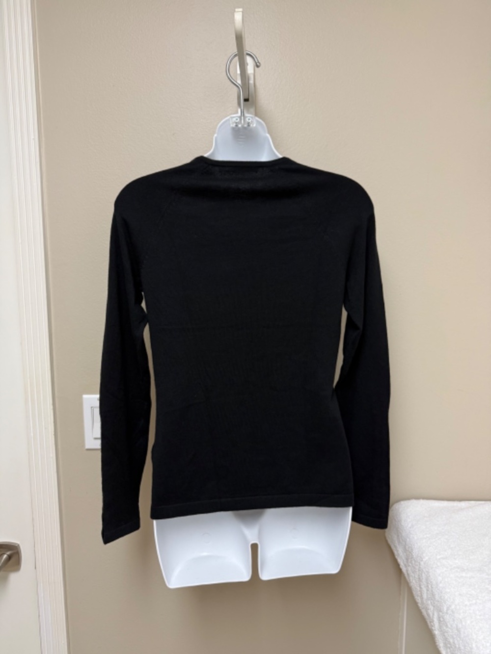 NEW! J. McLaughlin Jamey Sweater Crewneck Long Sleeves Button Details Black XS - Picture 8 of 14
